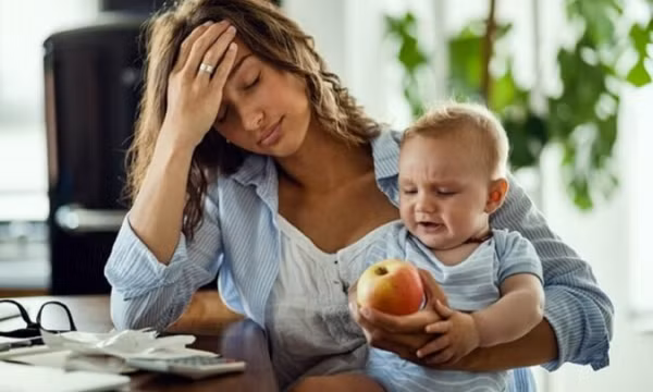 Vì sao phụ nữ đau đầu sau sinh?