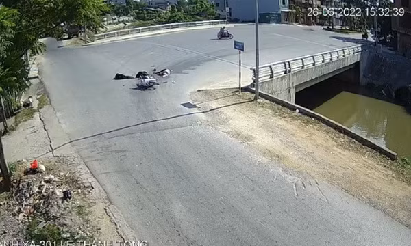 Truy tìm lái xe 3 bánh bỏ đi sau va chạm với xe máy khiến 3 người thương vong