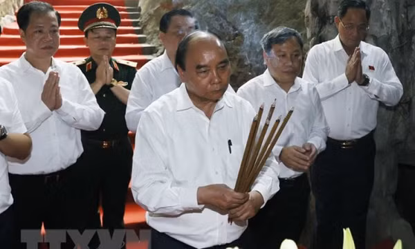 Chủ tịch nước dâng hương tại đền thờ đường 20 Quyết thắng