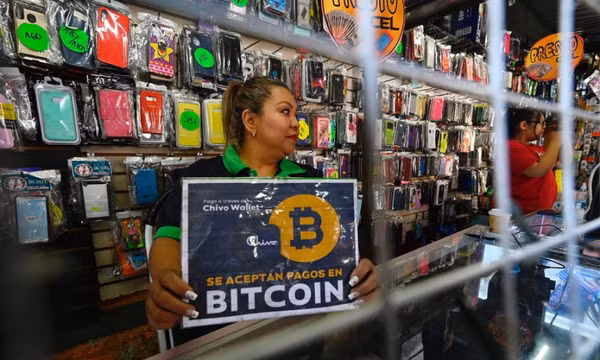 El Salvador khốn đốn vì chạy theo Bitcoin