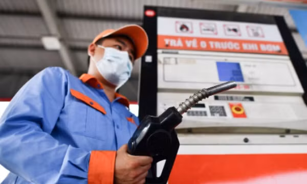 Giá xăng tiếp tục lập kỷ lục mới, vượt 31.500 đồng/lít