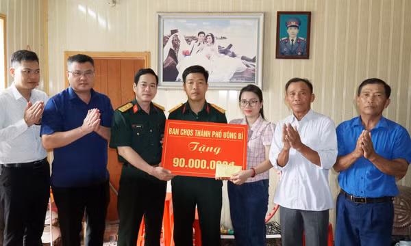 LLVT TP Uông Bí: Trao tiền hỗ trợ xây dựng "Nhà đồng đội"