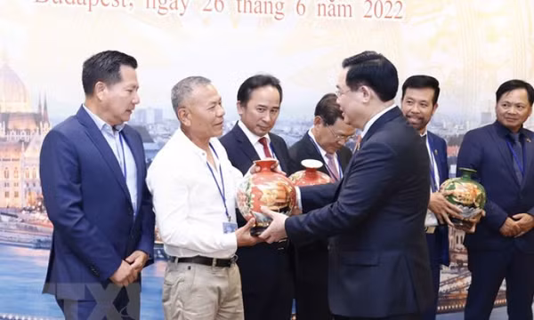 Chủ tịch Quốc hội gặp gỡ cộng đồng doanh nhân người Việt tại châu Âu