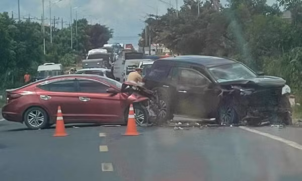 Hai ôtô tông nhau trên quốc lộ, 9 người bị thương nặng