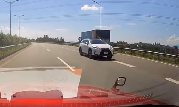 Lái ôtô đi ngược chiều trên cao tốc, tài xế bị phạt 17 triệu đồng