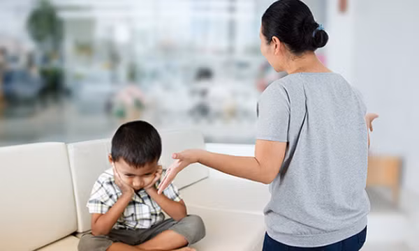 Dạy con trong gia đình: Nên nghiêm khắc hay dân chủ?