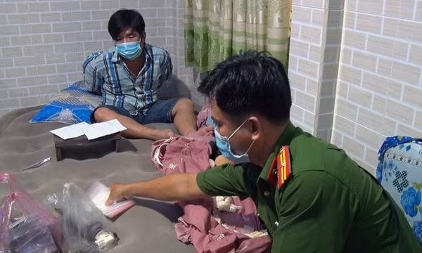 Bắt gã đàn ông ở miền Tây thủ súng và 40 viên đạn
