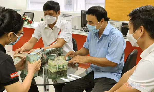 MC Quyền Linh tiếp tục ủng hộ 2,2 tỷ cho quỹ vắc xin