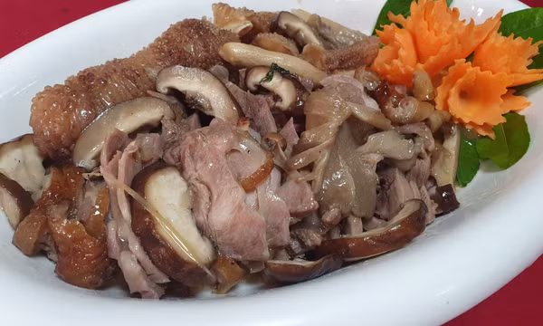Gà Đông Tảo hấp nấm