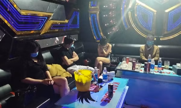 “Bay lắc” trong quán karaoke giữa mùa dịch