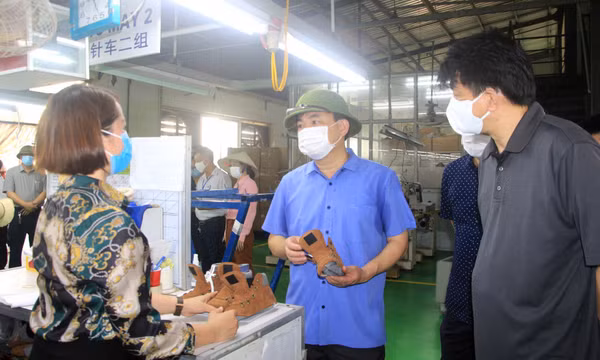 Phó Bí thư Thường trực Tỉnh ủy kiểm tra công tác phòng, chống dịch tại Công ty TNHH Giày dép Bách Năng Quảng Ninh