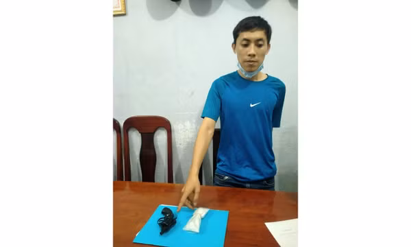 Đối tượng bán lẻ ma túy “thủ” súng rulo phòng thân