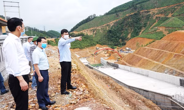 Phó Bí thư Thường trực Tỉnh ủy Ngô Hoàng Ngân kiểm tra tiến độ một số dự án trên địa bàn TP Cẩm Phả