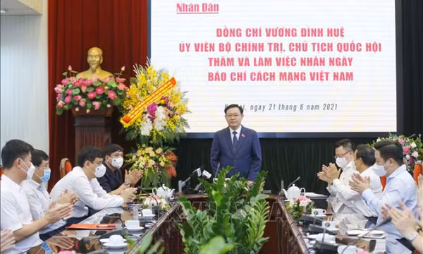 Chủ tịch Quốc hội thăm, chúc mừng các cơ quan báo chí