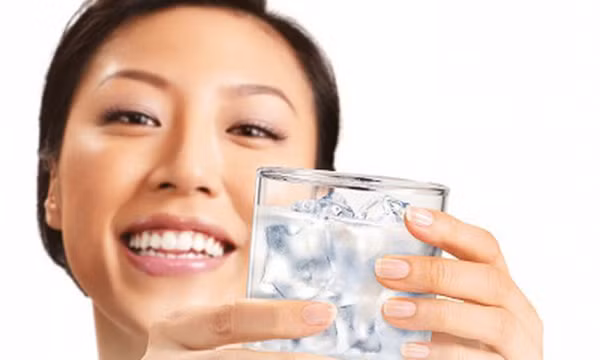 Uống nước đá mùa hè nên không?