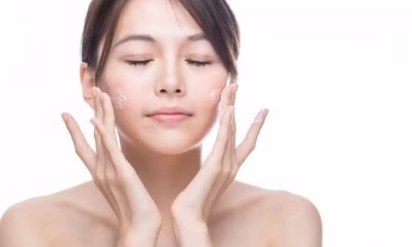 Mẹo trang điểm da mướt mịn không bị mốc phấn