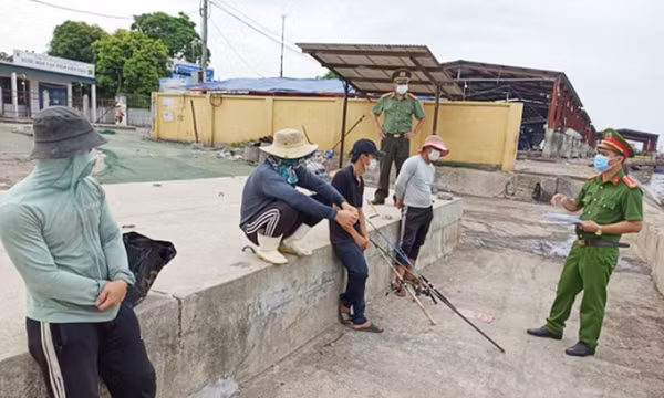 Phạt 8 triệu đồng 4 người đi câu cá trong ngày dịch