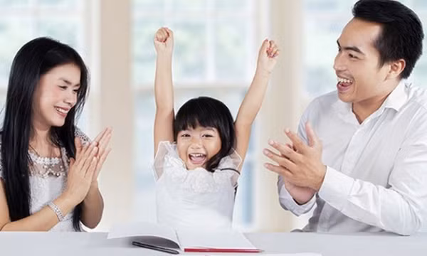 Giáo dục qua lời khen, bí quyết khen đúng cách