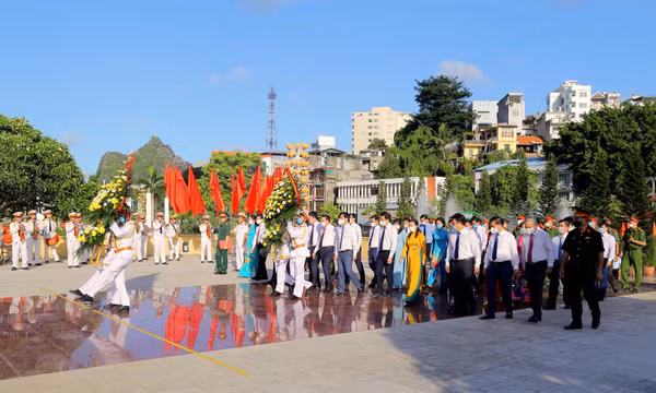 Đoàn đại biểu HĐND tỉnh khóa XIV dâng hương tưởng niệm các anh hùng liệt sĩ