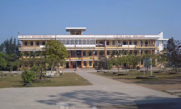 Nam sinh lớp 12 đặt camera quay lén cô giáo trong nhà vệ sinh để tống tiền