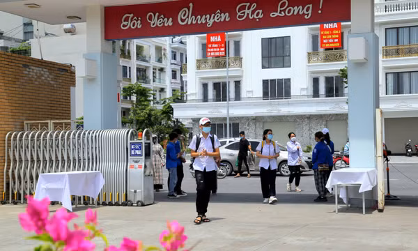 Các thí sinh dự thi vào Trường THPT Chuyên Hạ Long bắt đầu 4 môn thi đầu tiên