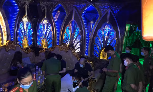 Kéo nhau đi hát karaoke, sử dụng ma túy bất chấp quy định phòng dịch