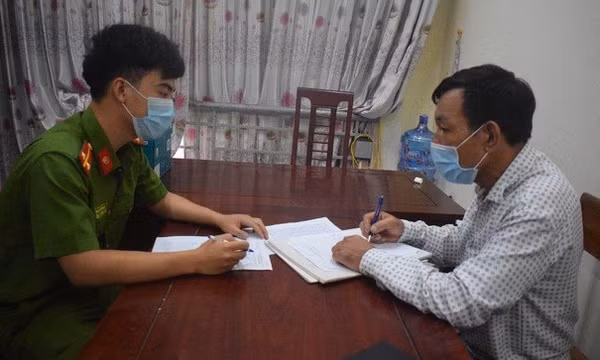Đánh vợ rồi cầm kéo đâm vào công an
