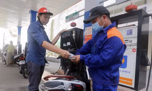 Chi 500 đồng quỹ bình ổn, giá xăng RON95-III vẫn tăng hơn 700 đồng
