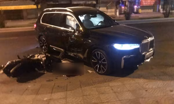 Lùi từ trong nhà ra, BMW X7 tông chết một thanh niên