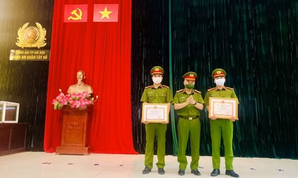 Khen thưởng 2 cán bộ công an dũng cảm cứu người bị đuối nước ở Hồ Tây