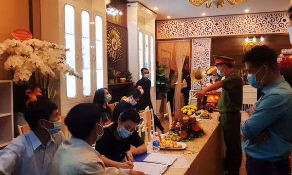 Một phóng viên bị hành hung khi ghi nhận việc xử lý thẩm mỹ viện chống lệnh phòng dịch