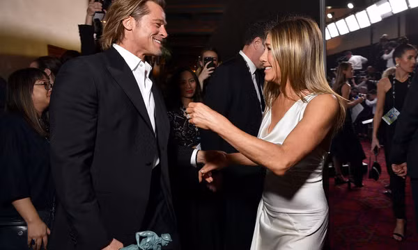 Jennifer Aniston nói cô và Brad Pitt là bạn bè thì không có gì kỳ quặc