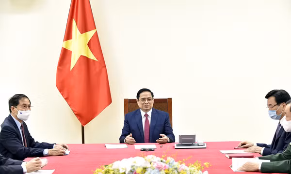 Thủ tướng Phạm Minh Chính điện đàm với Thủ tướng Quốc vụ viện nước CHND Trung Hoa Lý Khắc Cường
