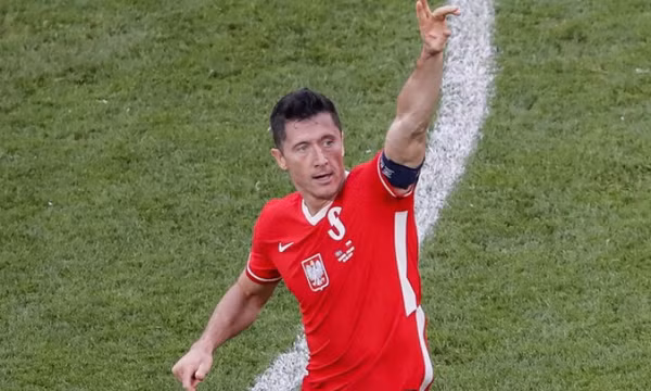 Lewandowski không cứu nổi Ba Lan