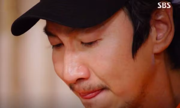 Lee Kwang Soo đăng ảnh lầy lội, chính thức nói chia tay 'Running Man' sau 11 năm