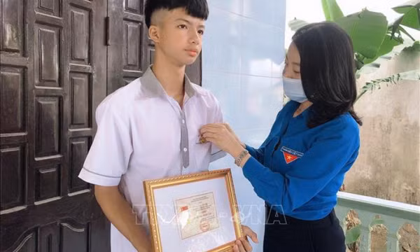 Trao huy hiệu 'Tuổi trẻ dũng cảm' cho học sinh cứu 2 em nhỏ đuối nước