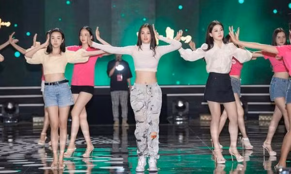 Ở nhà mùa dịch, Hoa hậu Tiểu Vy trổ tài nhảy sexy dance cực nóng bỏng khiến fans trầm trồ