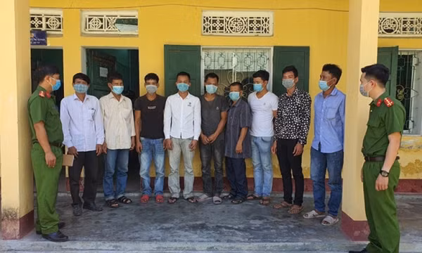 Cán bộ quản lý rừng chỉ điểm cho lâm tặc phá rừng