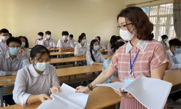 Các thí sinh hoàn thành môn Toán, kết thúc Kỳ thi tuyển sinh lớp 10 hệ không chuyên