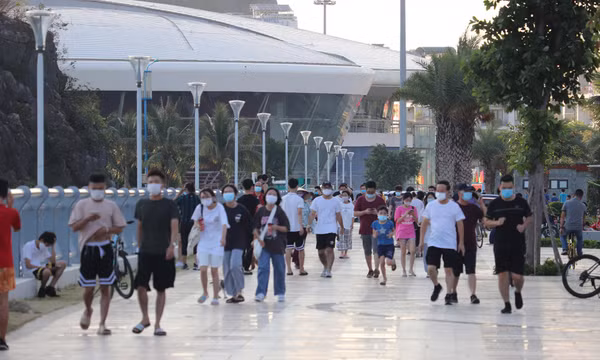 Người dân chủ quan phòng dịch nơi công cộng