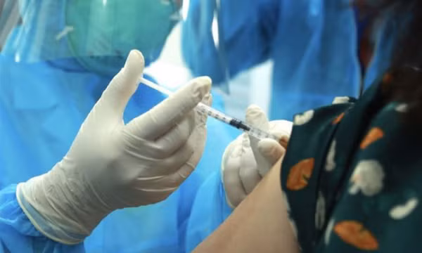 Sau khi tiêm vaccine bị sốt hay không sốt thì tốt hơn?