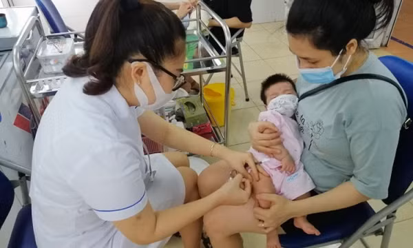 Không nên hoãn tiêm chủng cho bé ngay cả khi có dịch COVID-19