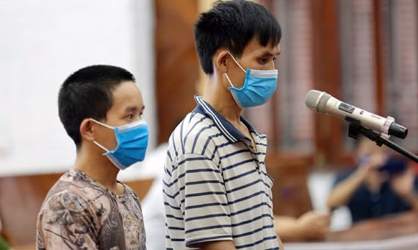 Hai kẻ côn đồ đuổi chém Công an xã lĩnh án