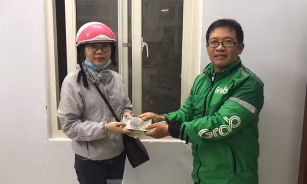 Tài xế Grab ở Nha Trang trả lại 100 triệu cho người đánh rơi