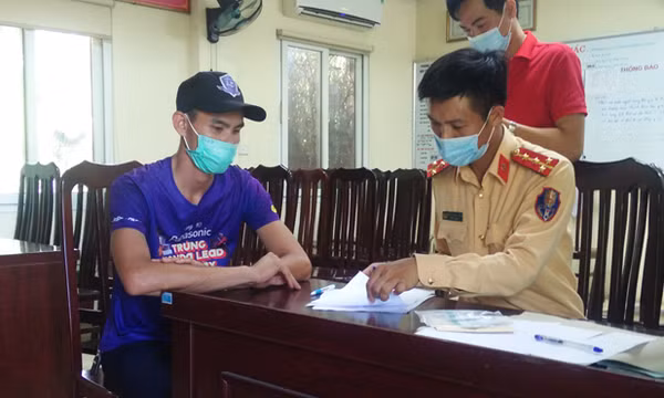 Phạt hơn 11 triệu đồng lái xe tải cầm gậy sắt "nói chuyện" trên quốc lộ