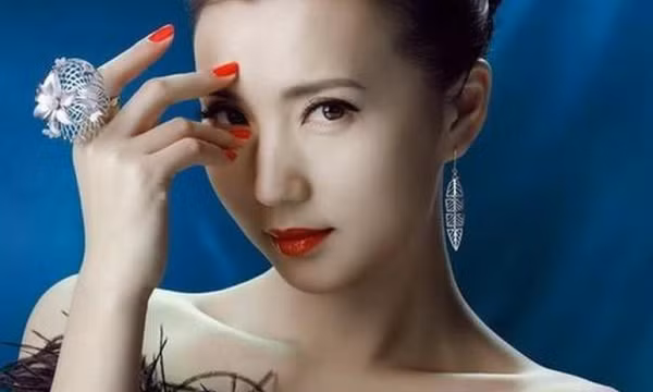 Học vị giáo sư của "mỹ nhân vạn người mê" Trần Hảo bị nghi ngờ