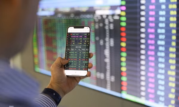 VN-Index chạm đỉnh mới