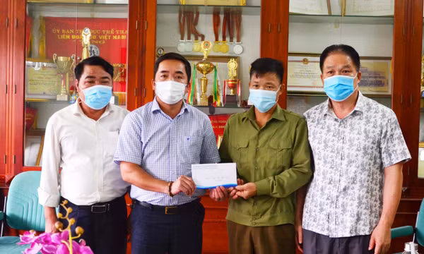 Hỗ trợ gần 30 triệu đồng cho học sinh mắc bệnh hiểm nghèo