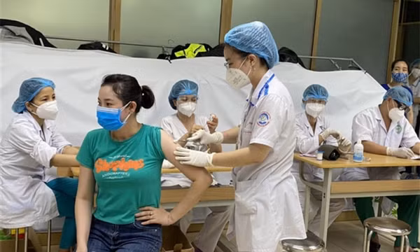 Tiêm vaccine COVID-19 phải sốt, đau người mới sinh kháng thể: Chuyên gia nói gì?