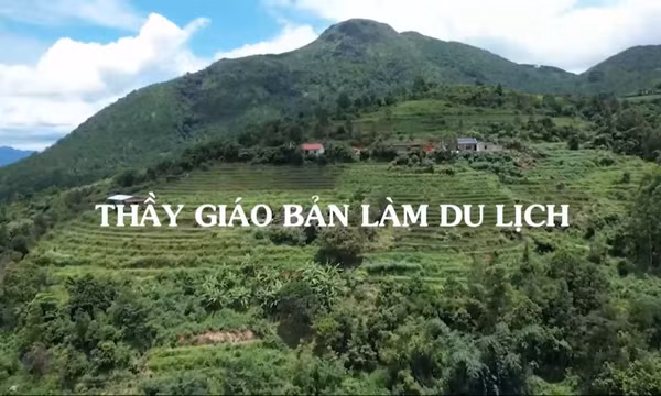 Thầy giáo bản làm du lịch